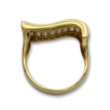 Sortija de oro con forma de ola y circonitas