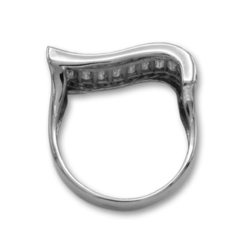 Sortija de oro blanco con forma de ola y circonitas