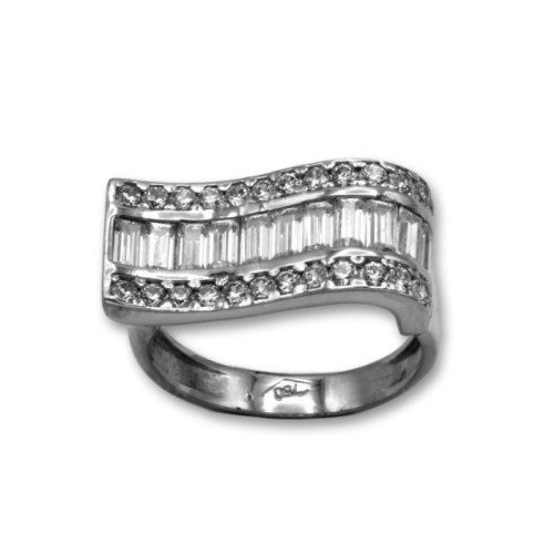 Sortija de oro blanco con forma de ola y circonitas