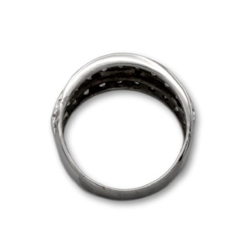 Sortija de oro blanco con grecas caladas en relieve