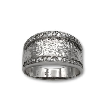 Sortija de oro blanco con relieve y circonitas