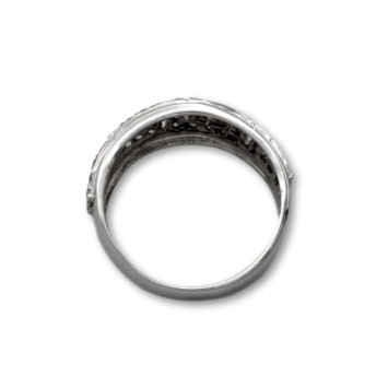 Sortija de oro blanco con grecas con circonitas pequeña