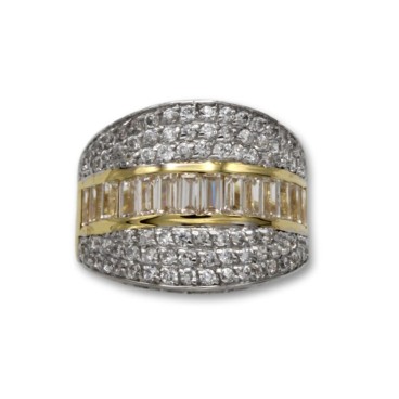 Sortija oro con forma oval y circonitas en el canto