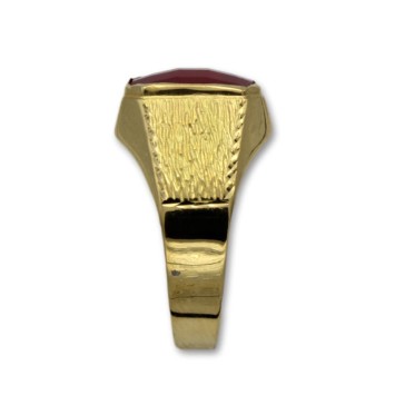 Sello de oro rectangular con tallas y rubí