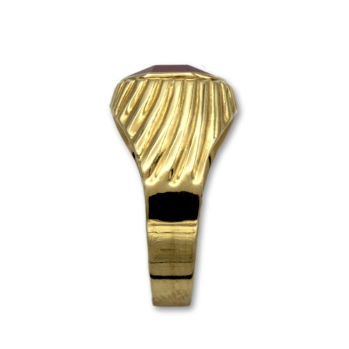 Sello de oro cuadrado con relieve y rubí