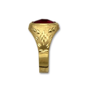 Sello de oro ovalado con tallas y rubí