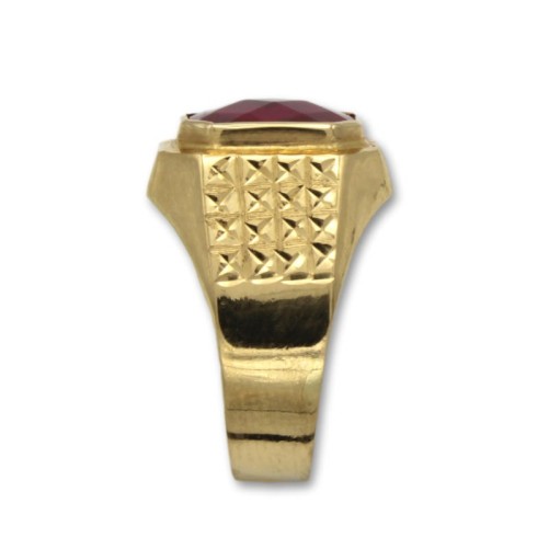 Sello de oro rectangular con tallas  estrellas y rubí