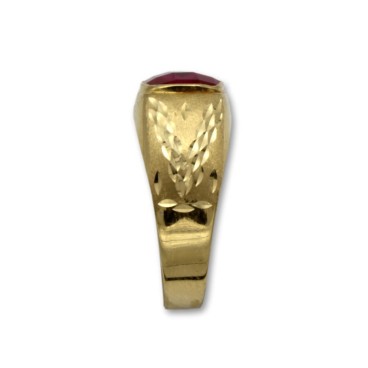 Sello de oro rectangular con tallas y rubí