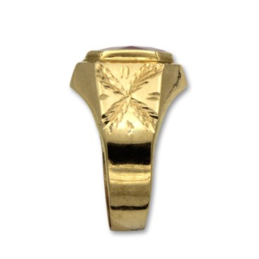 Sello de oro rectangular con tallas y rubí