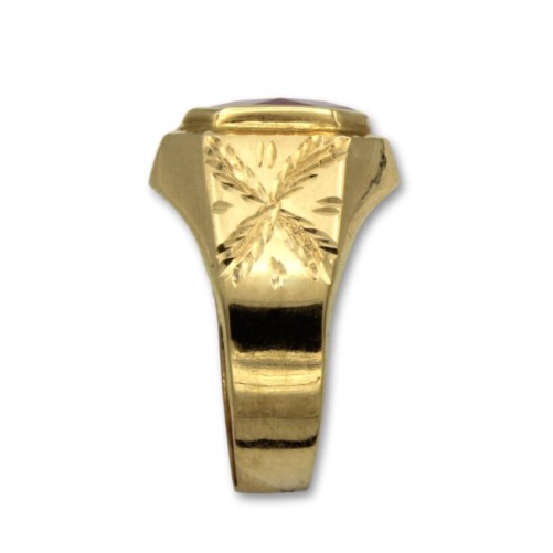 Sello de oro rectangular con tallas y rubí