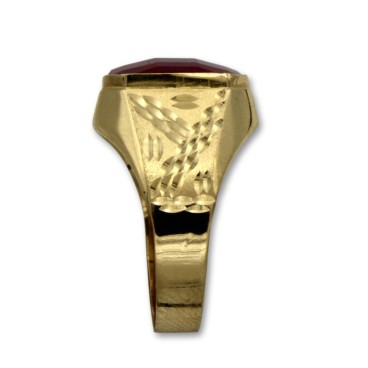 Sello de oro rectangular con tallas y rubí grande