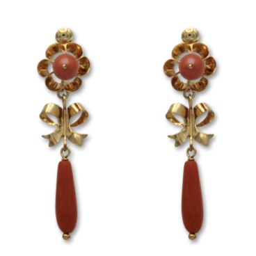 Pendiente de oro arquillo de coral con lágrima