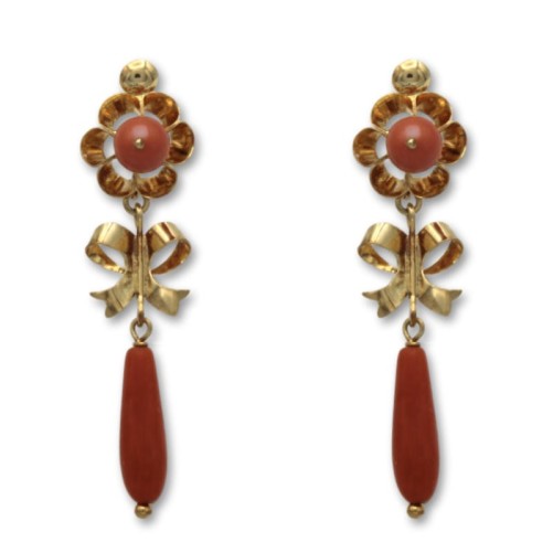 Pendiente de oro arquillo de coral con lágrima