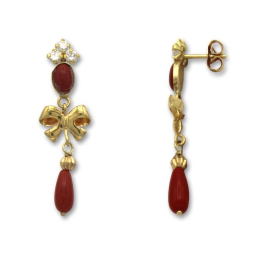 Pendiente de oro con coral sintético y lazo