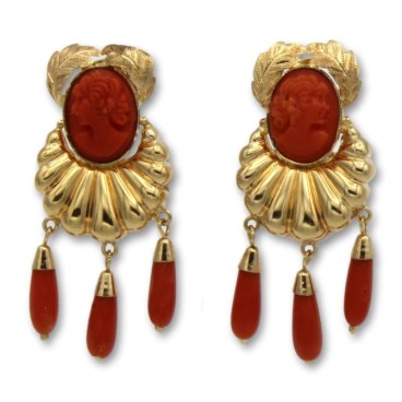 Pendiente oro con coral de camafeo y lagrimas