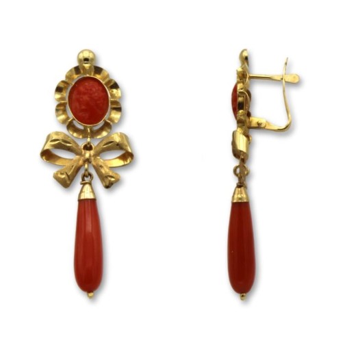 Pendiente de oro arquillo carita de coral con lazo y lágrima