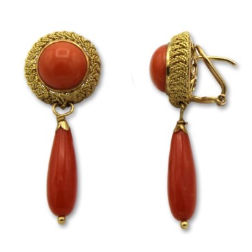 Pendiente largo de oro filigrana con coral liso con lágrima