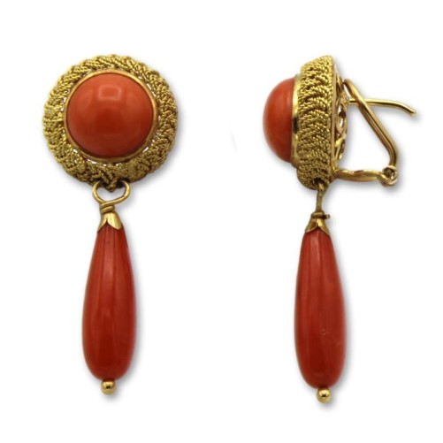 Pendiente largo de oro filigrana con coral liso con lágrima