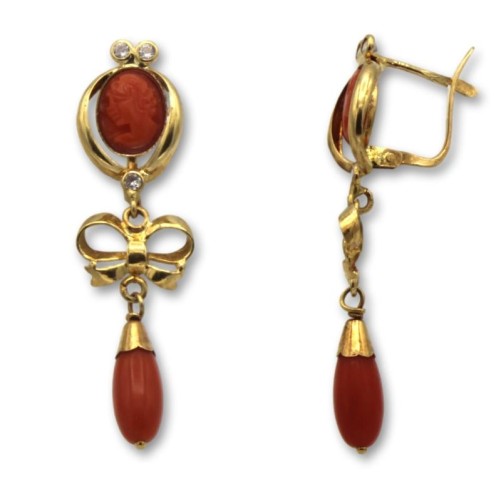 Pendiente de oro bandas carita de coral con lazo y lágrima