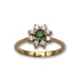 Sortija de oro con flor de circonitas y esmeralda