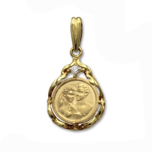 Colgante de oro con enamorados mirandose y circonita
