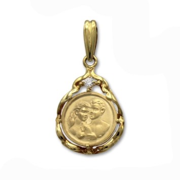 Colgante de oro con enamorados mirandose y circonita