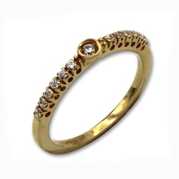 Sortija de oro con circonitas en linea y una en el centro grande