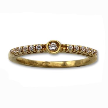 Sortija de oro con circonitas en linea y una en el centro grande