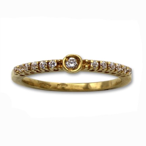 Sortija de oro con circonitas en linea y una en el centro grande