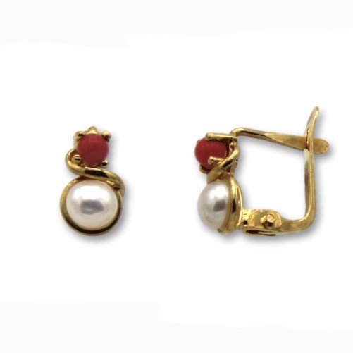 Pendiente de oro con coral arriba y una perla abajo de 1ª postura