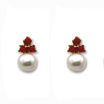 Pendiente de oro con tres corales arriba y una perla abajo de 1ª postura