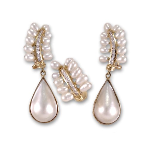 Juego de pendientes y sortija de oro con circonitas y perlas