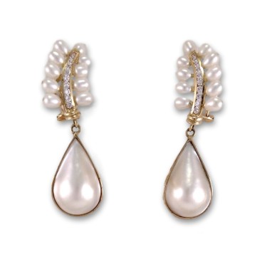 Juego de pendientes y sortija de oro con circonitas y perlas