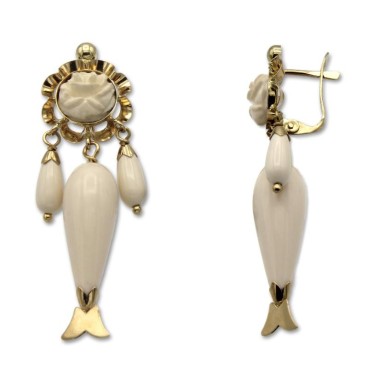 Pendiente de oro con roseton y pescado blanco grande