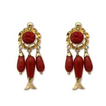 Pendiente de oro con roseton de coral