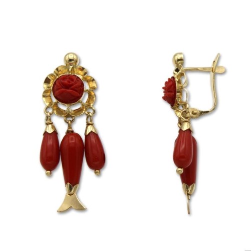 Pendiente de oro con roseton de coral sintetico