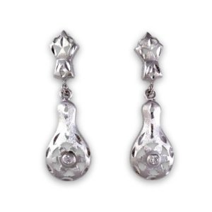 Pendiente largo oro blanco y circonita calado