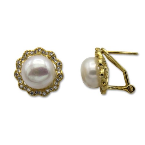 Pendiente de plata chapado en oro con perla rodeada de circonitas y cierre omega