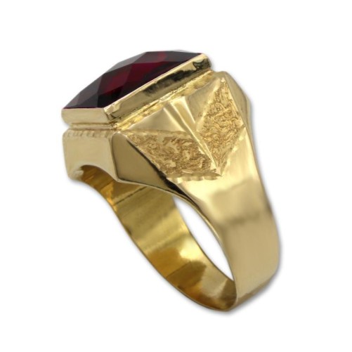 Sello de oro rectangular con tallas laterales y rubí