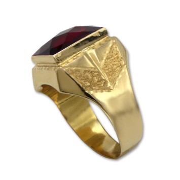 Sello de oro rectangular con tallas laterales y rubí