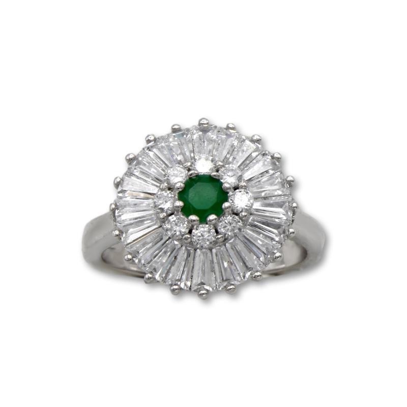 Anillo de plata formando un circulo de circonitas con centro esmeralda