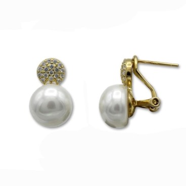 Pendiente de plata chapado en oro con perla baja con circonitas y cierre omega