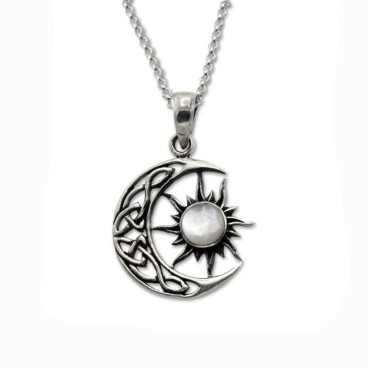 Colgante y cadena en plata de ley de una luna con sol y nacar