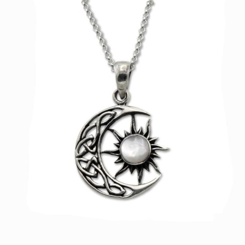 Colgante y cadena en plata de ley de una luna con sol y nacar