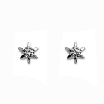 Pendiente en oro blanco de 18k circonita con seis garras acuchillada