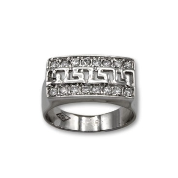 Sortija en oro de 18K tiene forma rectangular, con una greca calada.