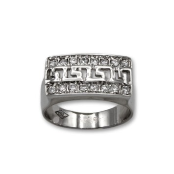 Sortija en oro de 18K tiene forma rectangular, con una greca calada.