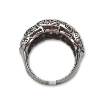 Anillo de plata con piedras color rosa