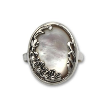Anillo de plata con nácar oval